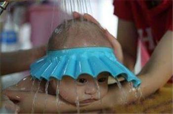 Bebeklere Keyifli Banyolar! Bebek Banyo Şapkası Yanında Dökülmeyen Mama Tası İle Set Halinde 50 TL yerine 19.90 TL!